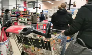 Ludzie robią zakupy w supermarkecie. Czy to wielka sobota czy to święto, kolejki do kas są długie.