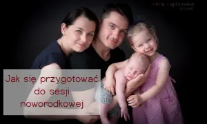 Rodzina z noworodkiem i starszą córką. Uśmiechnięci rodzice trzymają śpiące maleństwo. Idealne na sesje niemowlęce.