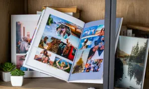 Otwarta fotoksiążka z wakacyjnymi zdjęciami, idealna inspiracja, jak zrobić fotoksiążkę.