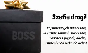 Czarny prezent z napisem BOSS i złotą kokardą, obok tekst: "Szefie drogi! Wyśmienitych interesów, w firmie samych sukcesów, radości i pogody ducha, uśmiechu od ucha do ucha!" - idealne śmieszne życzenia dla szefa na wesoło.