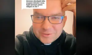 Ksiądz w okularach odpowiada na pytanie o śpiewanie pieśni religijnych podczas wykonywania domowych obowiązków lub usypiania dziecka.