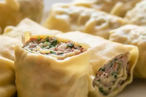 Zaguby podlaskie - pierogi z mięsem i ziołami, zbliżenie na farsz.
