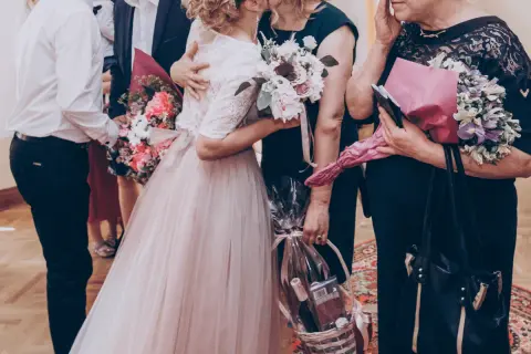 Wzruszające podziękowania dla rodziców piosenka wesele. Para młoda obdarowuje bliskich kwiatami i koszem prezentów.