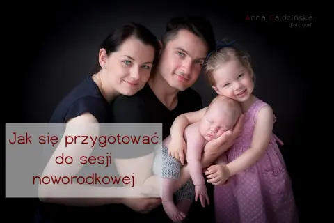 Rodzina z noworodkiem i starszą córką. Uśmiechnięci rodzice trzymają śpiące maleństwo. Idealne na sesje niemowlęce.