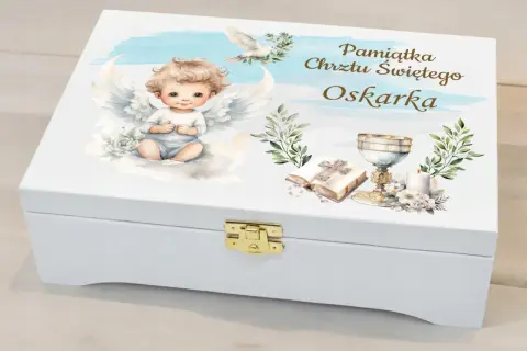 Biała szkatułka z aniołkiem i symbolami chrztu, idealna na oryginalne prezenty na chrzest dla chłopca.