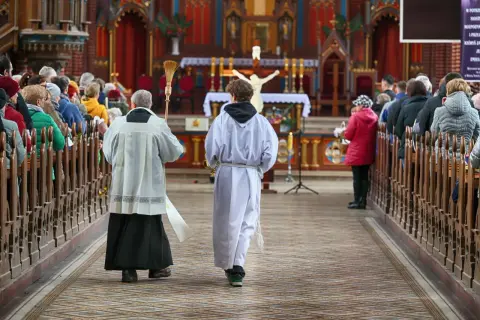 W kościele trwa msza. Wierni siedzą w ławkach, a ksiądz z ministrantem idzie do ołtarza. Czy poniedziałek wielkanocny jest świętem obowiązkowym?