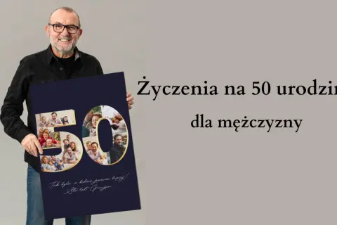 Uśmiechnięty mężczyzna trzyma plakat z napisem "Życzenia na 50 urodziny dla mężczyzny" i kolażem zdjęć.