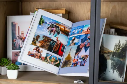 Otwarta fotoksiążka z wakacyjnymi zdjęciami, idealna inspiracja, jak zrobić fotoksiążkę.