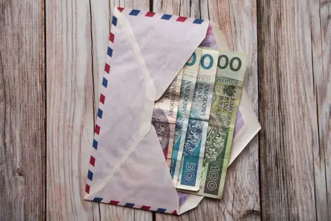 Koperta na pieniądze komunia, z polskimi banknotami 50 i 100 zł.