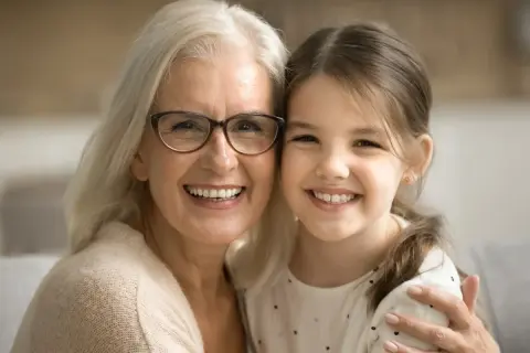 Uśmiechnięta babcia z wnuczką, idealne do pięknych cytatów o wnukach.