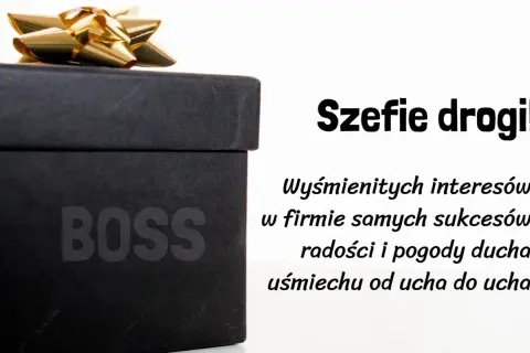 Czarny prezent z napisem BOSS i złotą kokardą, obok tekst: "Szefie drogi! Wyśmienitych interesów, w firmie samych sukcesów, radości i pogody ducha, uśmiechu od ucha do ucha!" - idealne śmieszne życzenia dla szefa na wesoło.