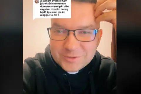 Ksiądz w okularach odpowiada na pytanie o śpiewanie pieśni religijnych podczas wykonywania domowych obowiązków lub usypiania dziecka.
