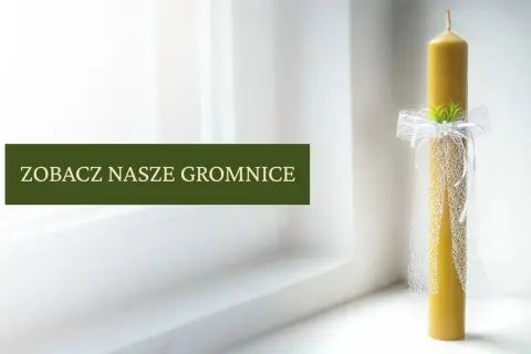Świeca gromniczna ozdobiona koronką i kwiatami. Idealna dla tych, kto kupuje świece na chrzest.